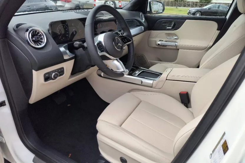 2025 Mercedes Benz GLB 250 photo 1