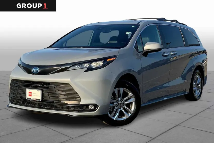2023 Toyota Sienna Woodland Edition photo 1