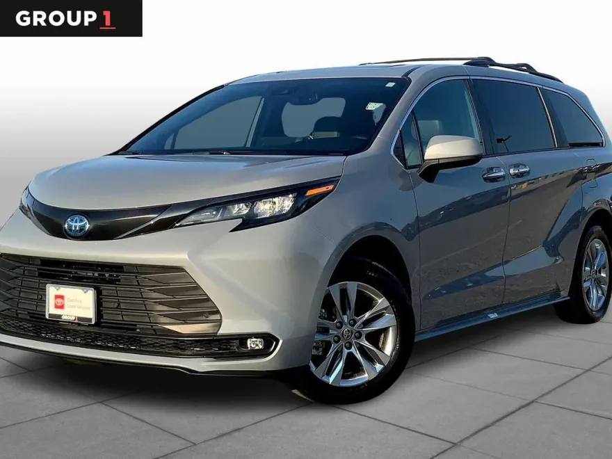 2023 Toyota Sienna Woodland Edition photo 1