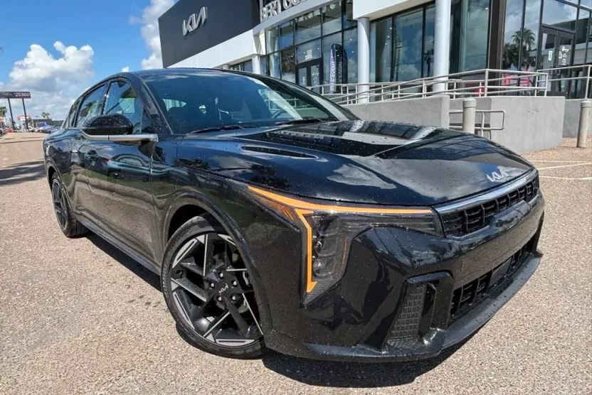2025 Kia K4 GT-Line photo 1