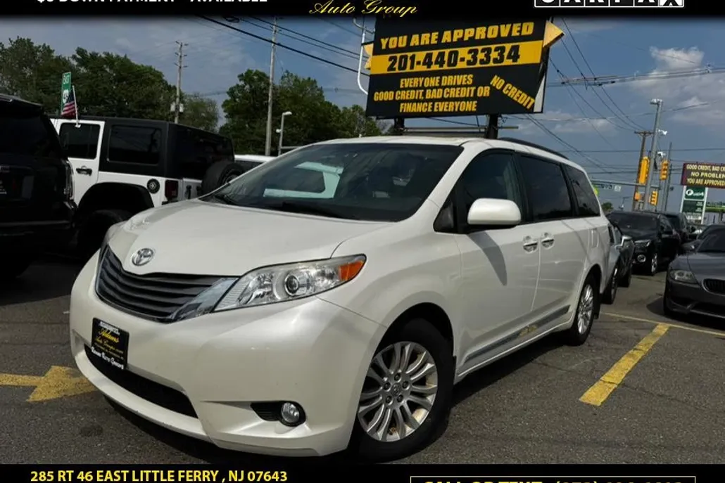 2017 Toyota Sienna XLE photo 1