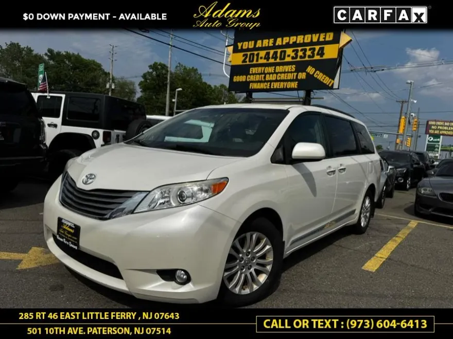 2017 Toyota Sienna XLE photo 1