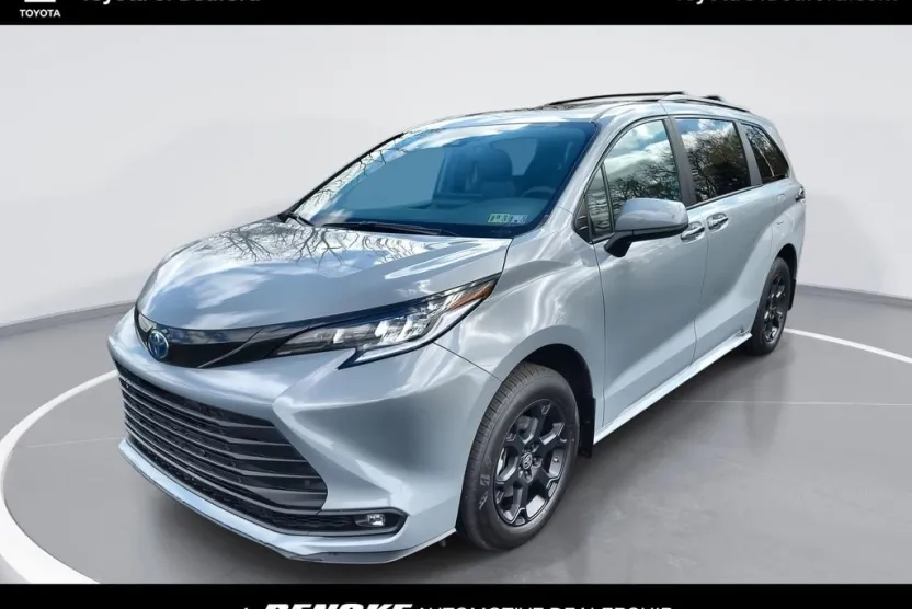 2025 Toyota Sienna Woodland Edition photo 1