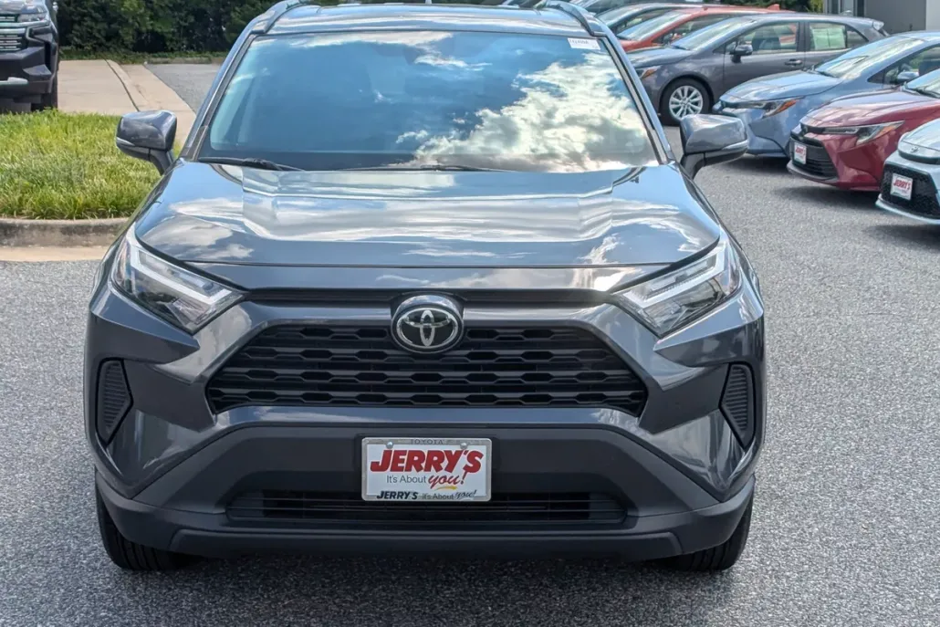 2023 Toyota RAV4 XLE photo 1