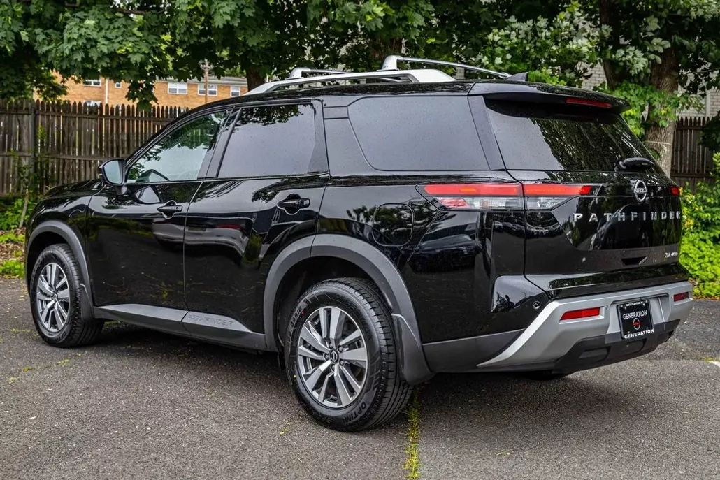 2024 Nissan Pathfinder SL photo 1