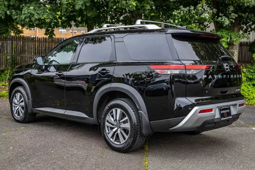 2024 Nissan Pathfinder SL photo 1