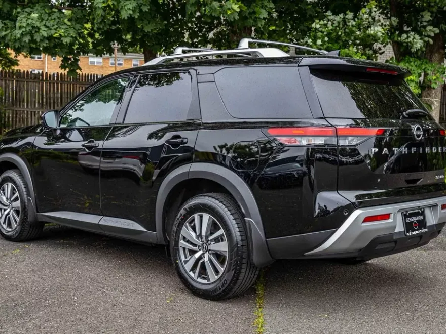 2024 Nissan Pathfinder SL photo 1