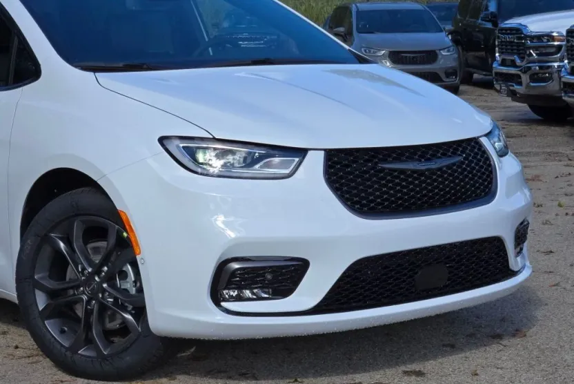 2026 Chrysler Pacifica photo 1