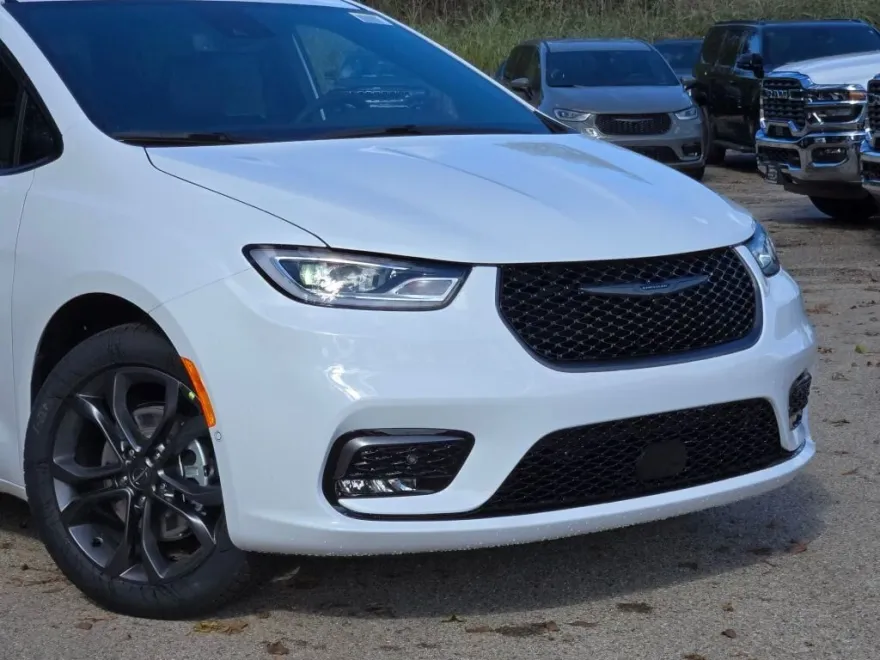 2026 Chrysler Pacifica photo 1