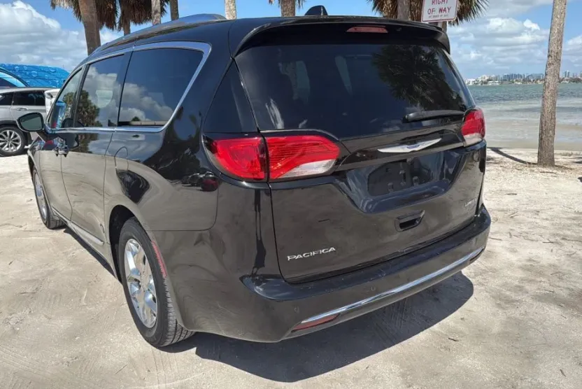 2018 Chrysler Pacifica Limited photo 1