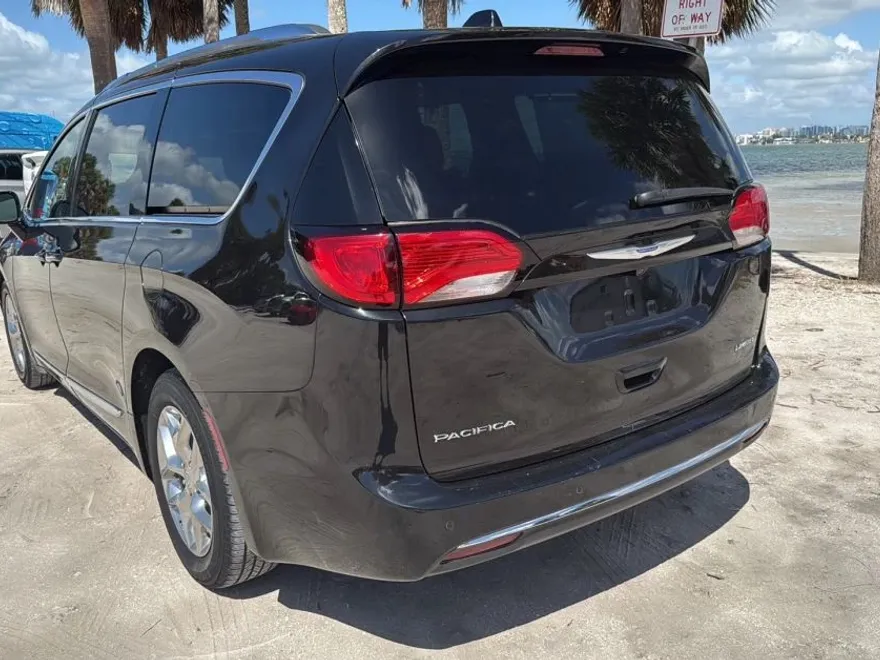 2018 Chrysler Pacifica Limited photo 1
