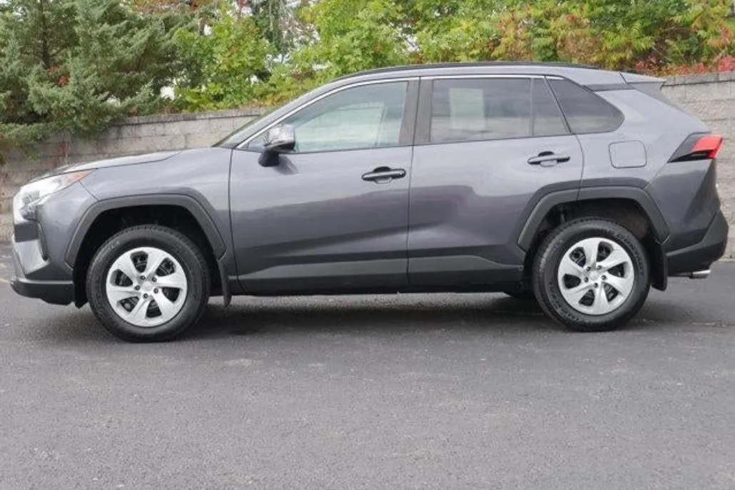 2019 Toyota RAV4 LE photo 1