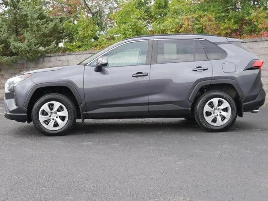 2019 Toyota RAV4 LE photo 1