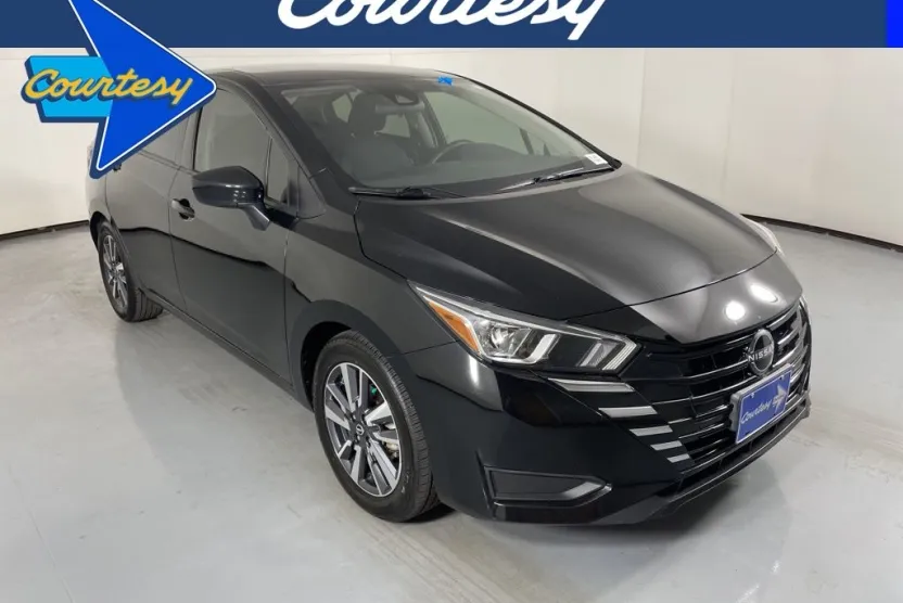 2023 Nissan Versa 1.6 SV photo 1