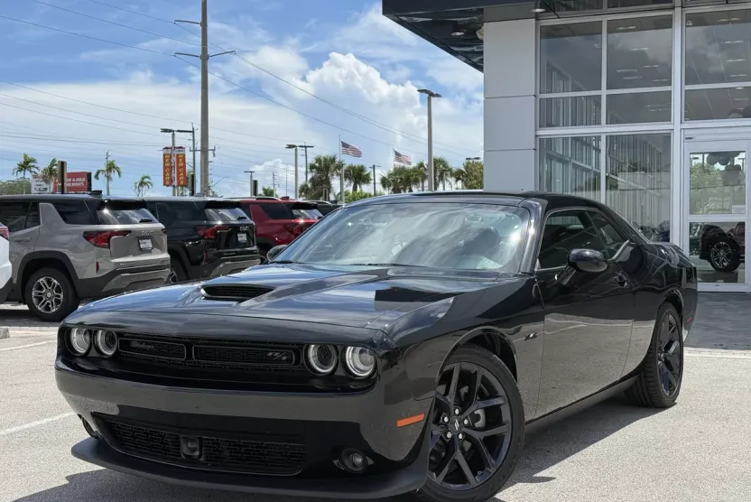 2023 Dodge Challenger R/T Plus photo 1