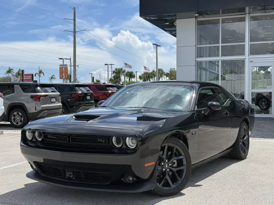 2023 Dodge Challenger R/T Plus photo 1