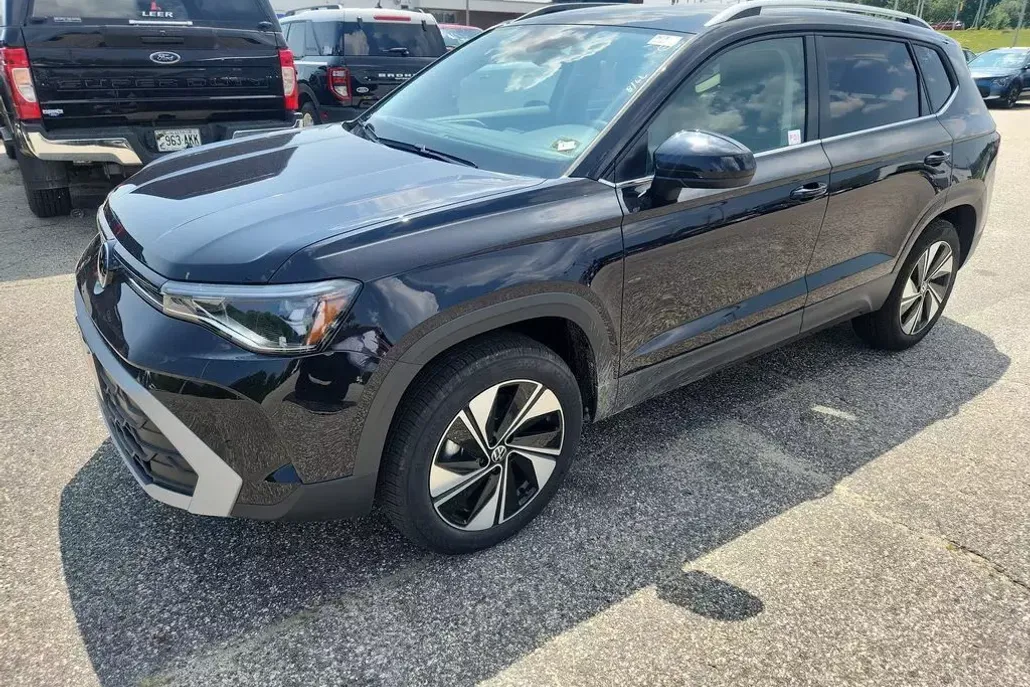 2025 Volkswagen Taos SE photo 1