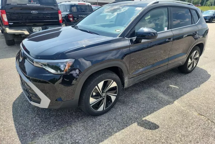 2025 Volkswagen Taos SE photo 1