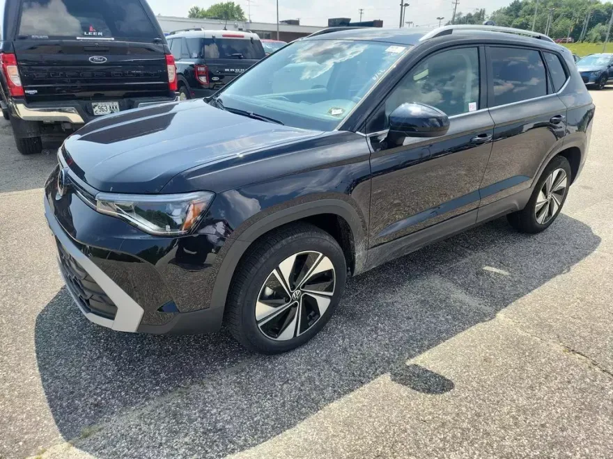 2025 Volkswagen Taos SE photo 1