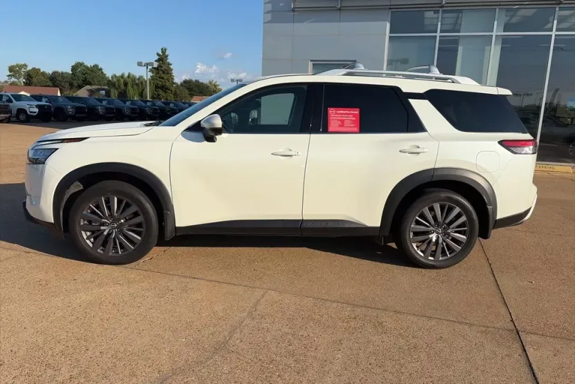 2023 Nissan Pathfinder SL photo 1