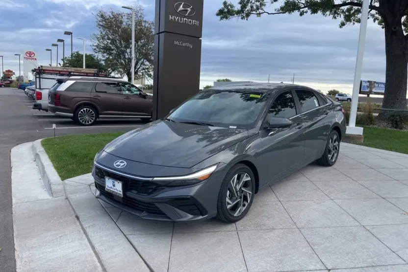 2025 Hyundai Elantra Limited photo 1