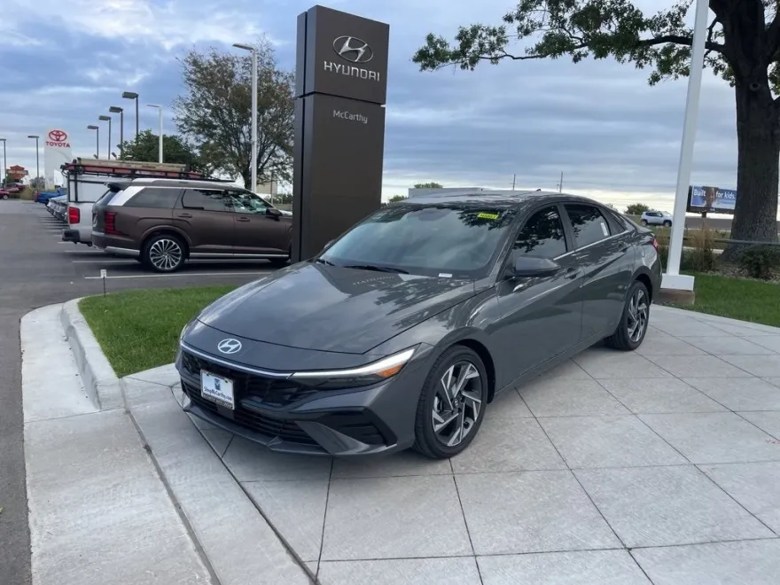 2025 Hyundai Elantra Limited photo 1