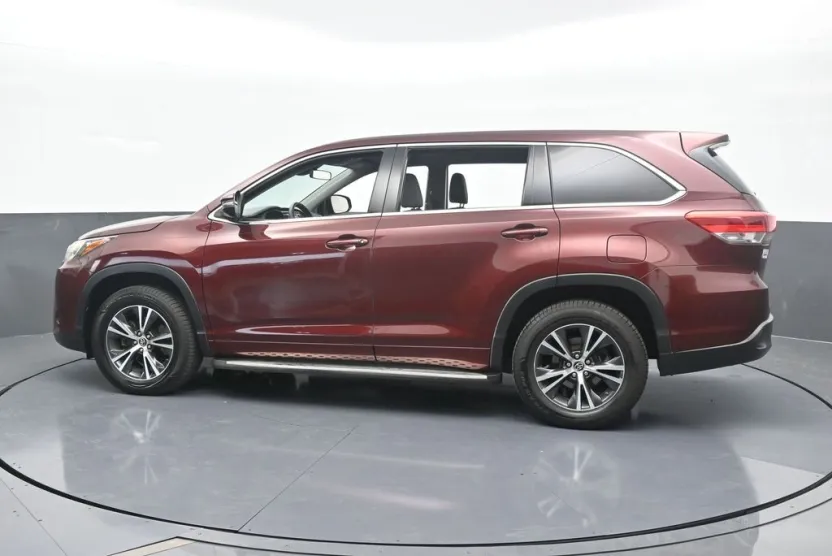 2017 Toyota Highlander LE photo 1
