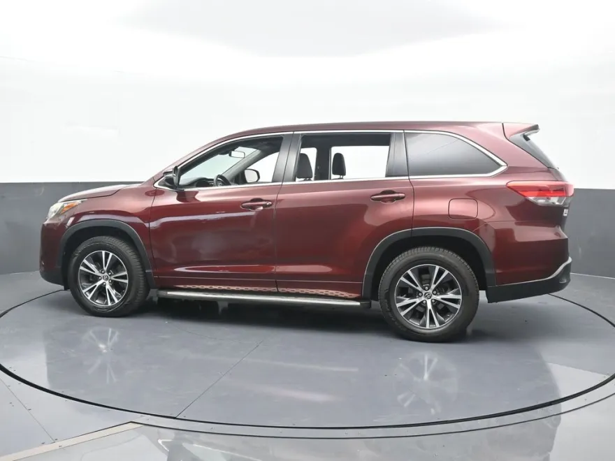2017 Toyota Highlander LE photo 1