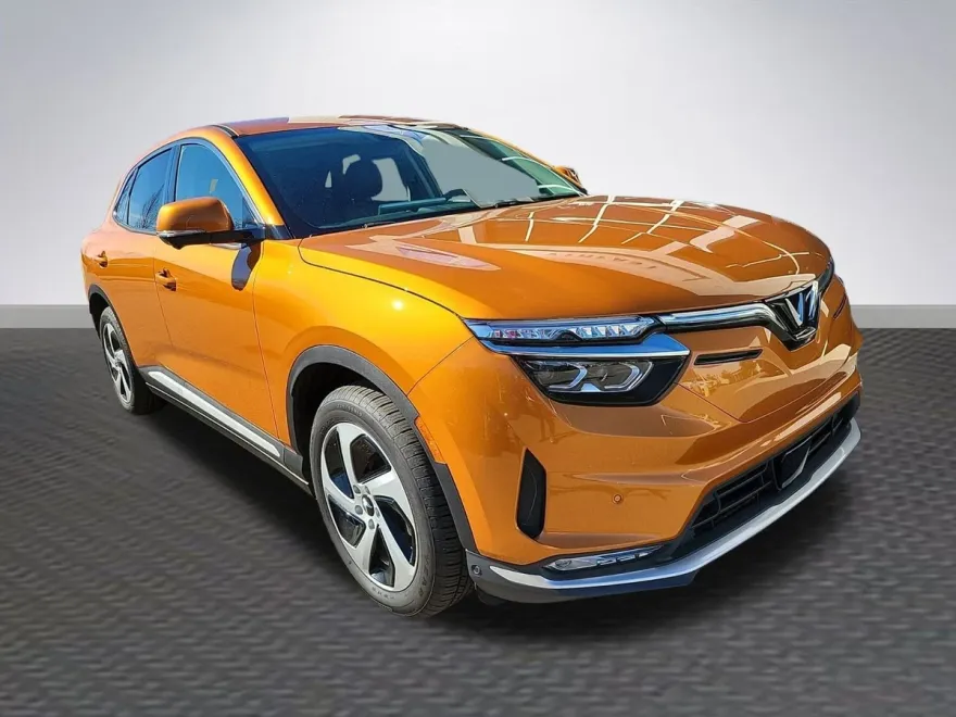 2025 Vinfast VF 8 photo 1
