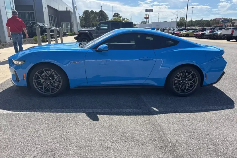 2025 Ford Mustang GT photo 1
