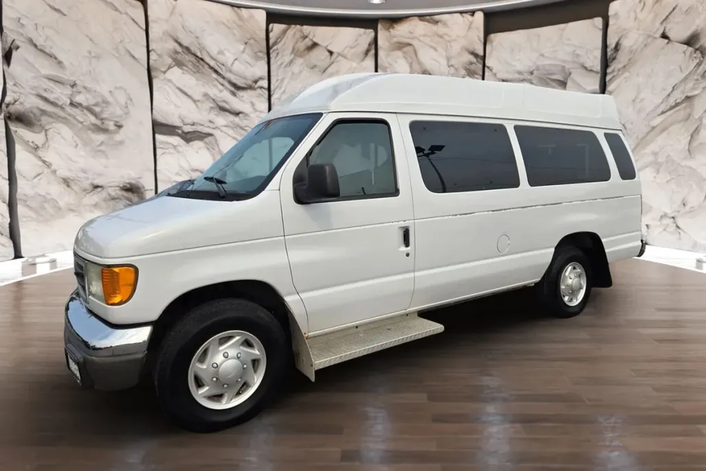 2003 Ford E-350 photo 1