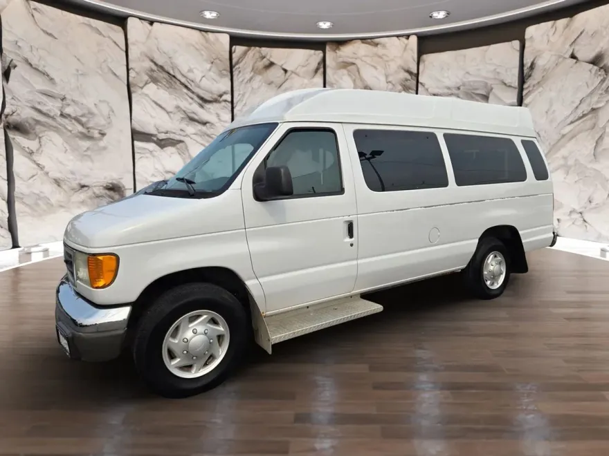 2003 Ford E-350 photo 1