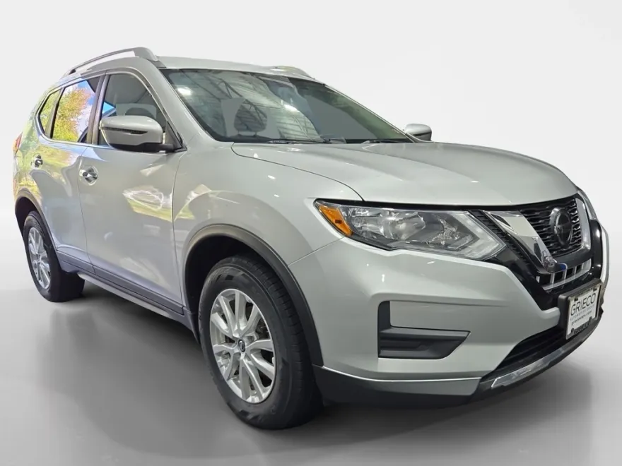 2018 Nissan Rogue SV photo 1