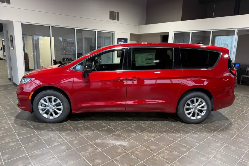 2025 Chrysler Pacifica Base photo 1