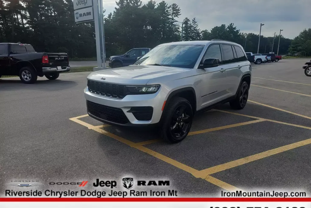 2023 Jeep Grand Cherokee Laredo photo 1