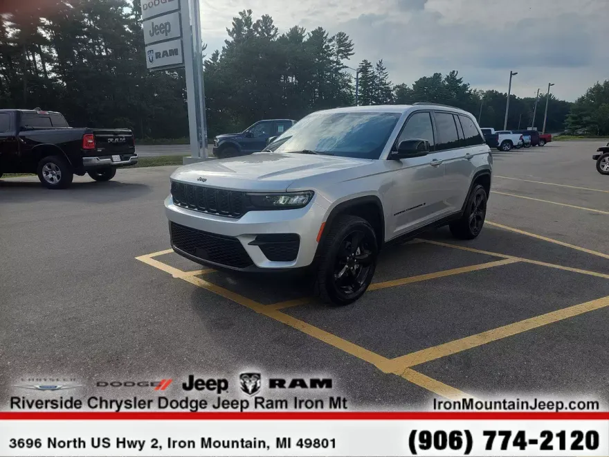 2023 Jeep Grand Cherokee Laredo photo 1