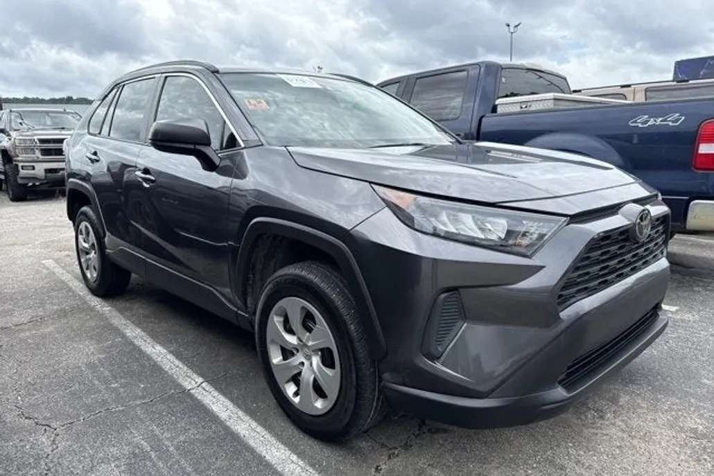 2019 Toyota RAV4 LE photo 1