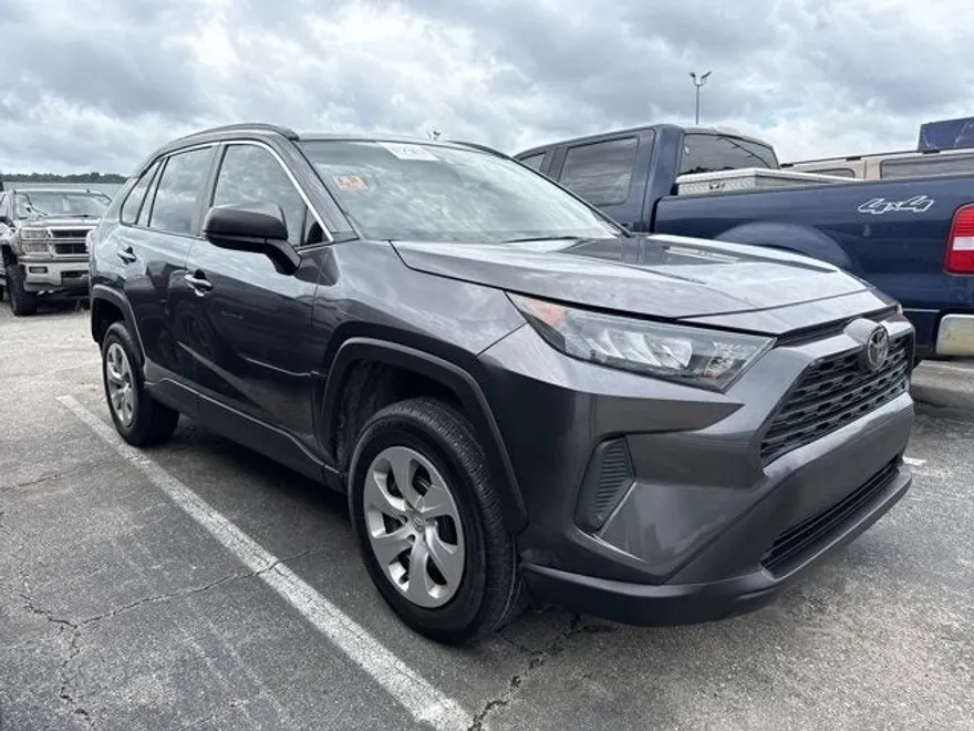 2019 Toyota RAV4 LE photo 1