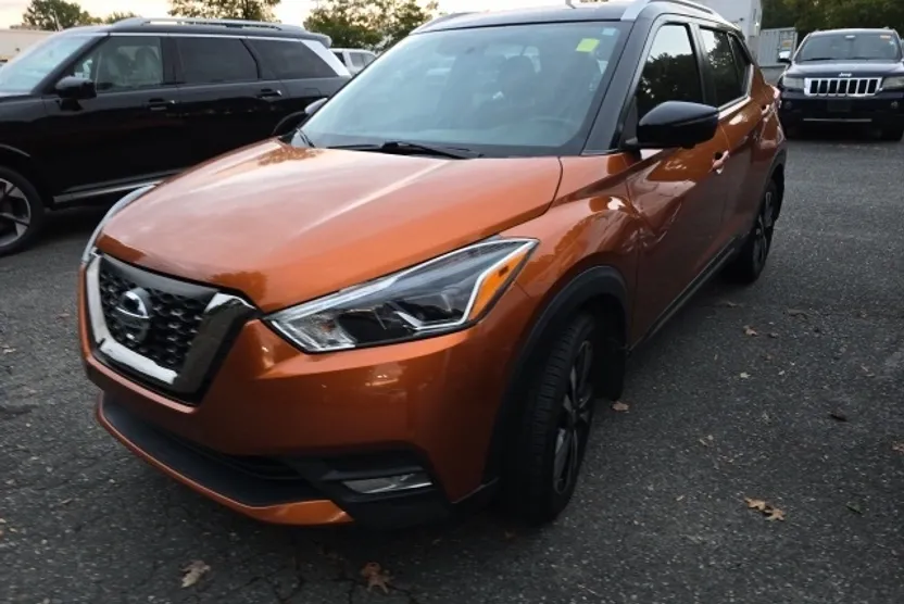 2019 Nissan Kicks SR photo 1