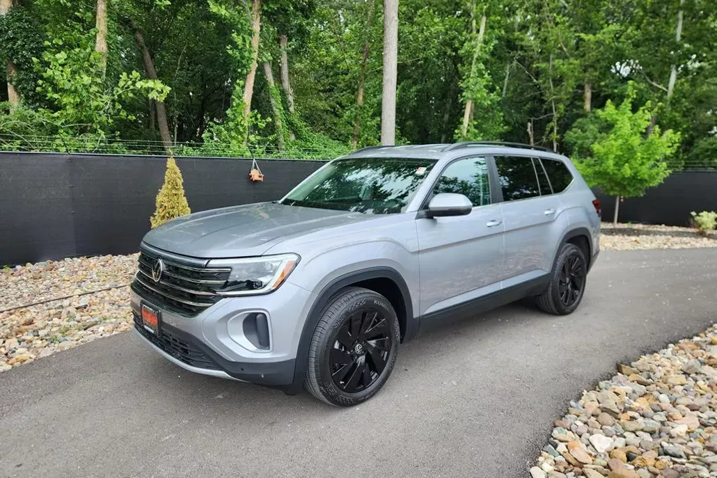 2024 Volkswagen Atlas SE Technology photo 1