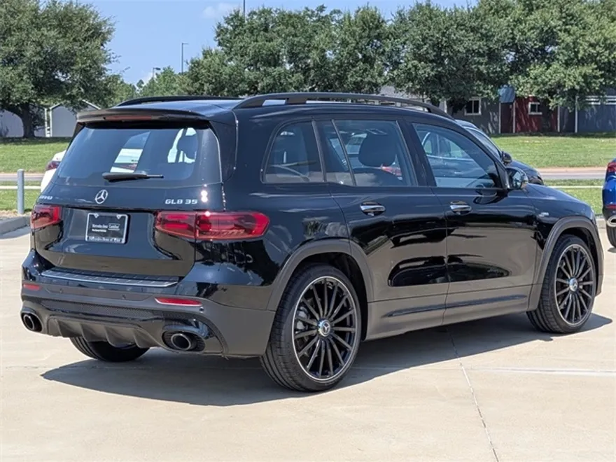 2025 Mercedes Benz GLB 35 AMG 4MATIC photo 1