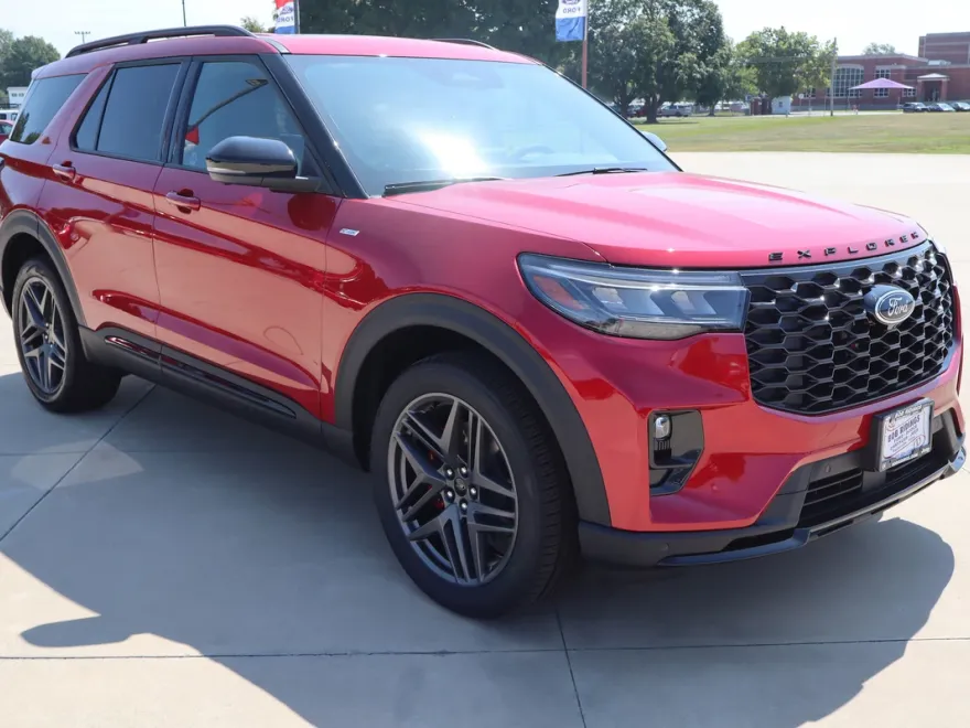 2025 Ford Explorer ST-Line photo 1