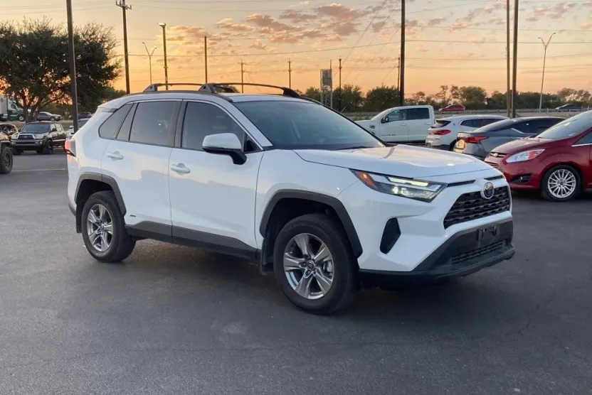 2024 Toyota RAV4 Hybrid XLE photo 1