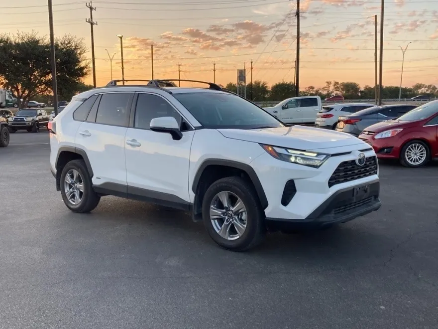 2024 Toyota RAV4 Hybrid XLE photo 1