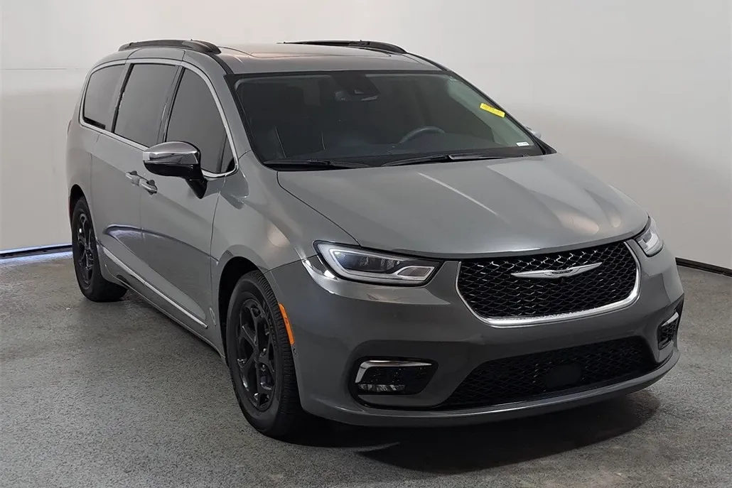 2023 Chrysler Pacifica Limited photo 1