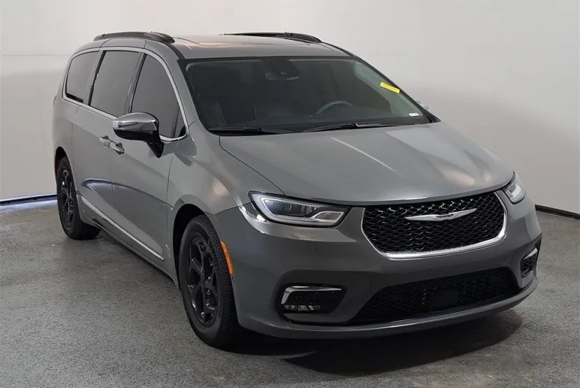 2023 Chrysler Pacifica Limited photo 1