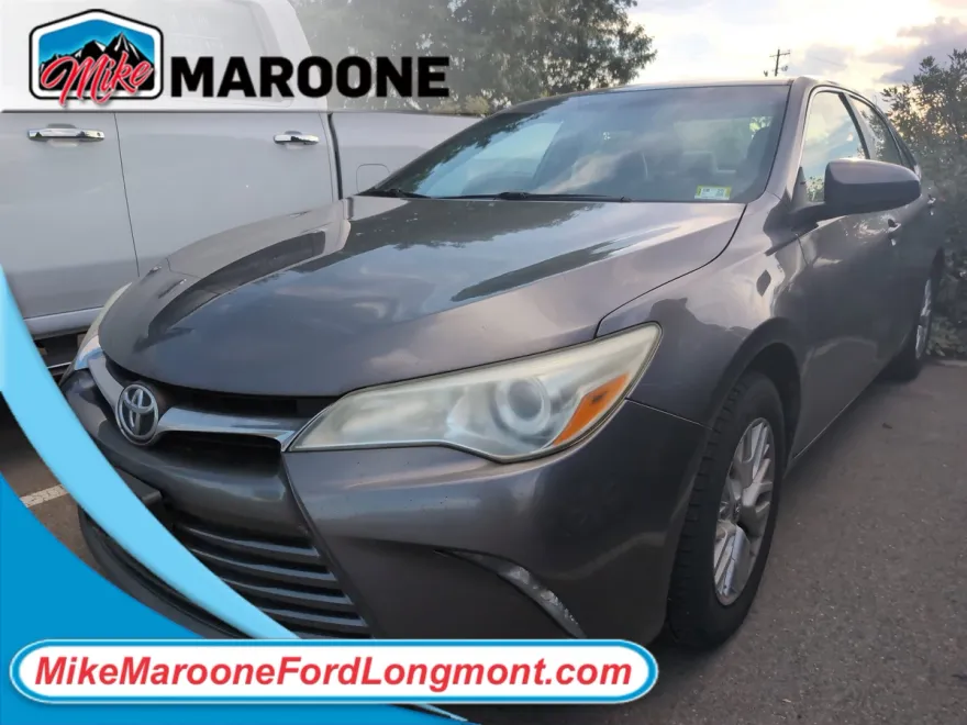 2016 Toyota Camry SE photo 1