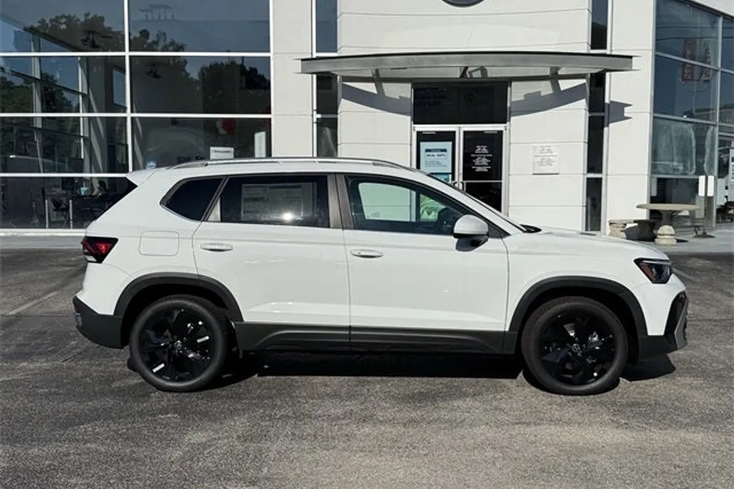 2025 Volkswagen Taos SE photo 1
