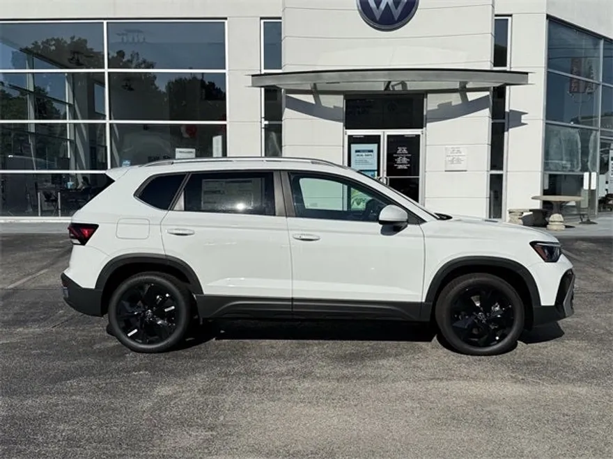 2025 Volkswagen Taos SE photo 1