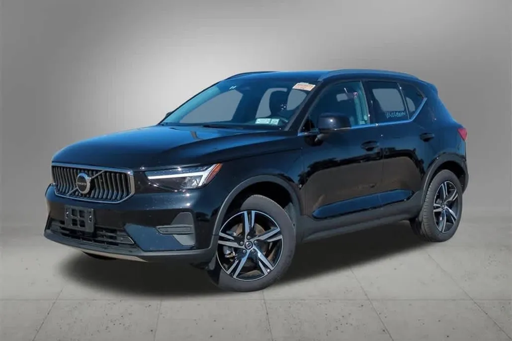 2025 Volvo XC40 Core photo 1